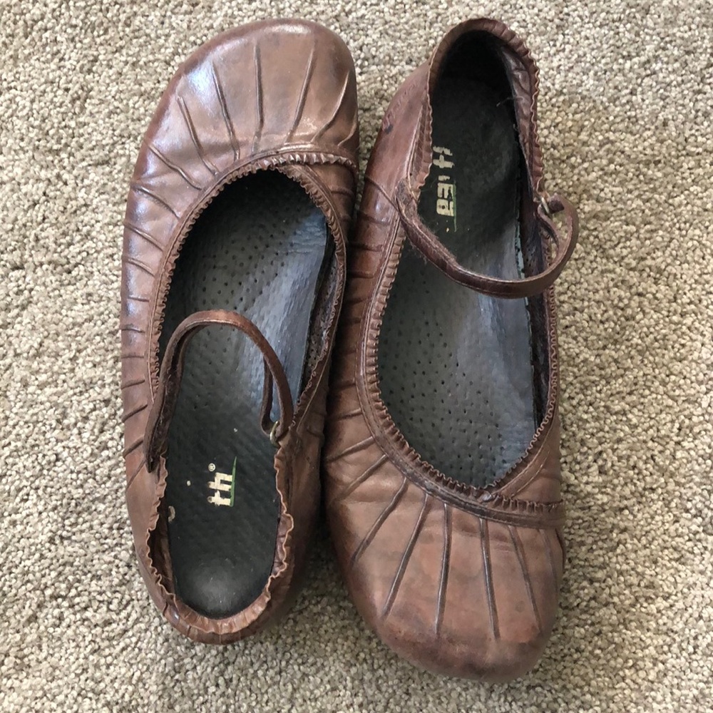Pleated brown leather Earth Shoes